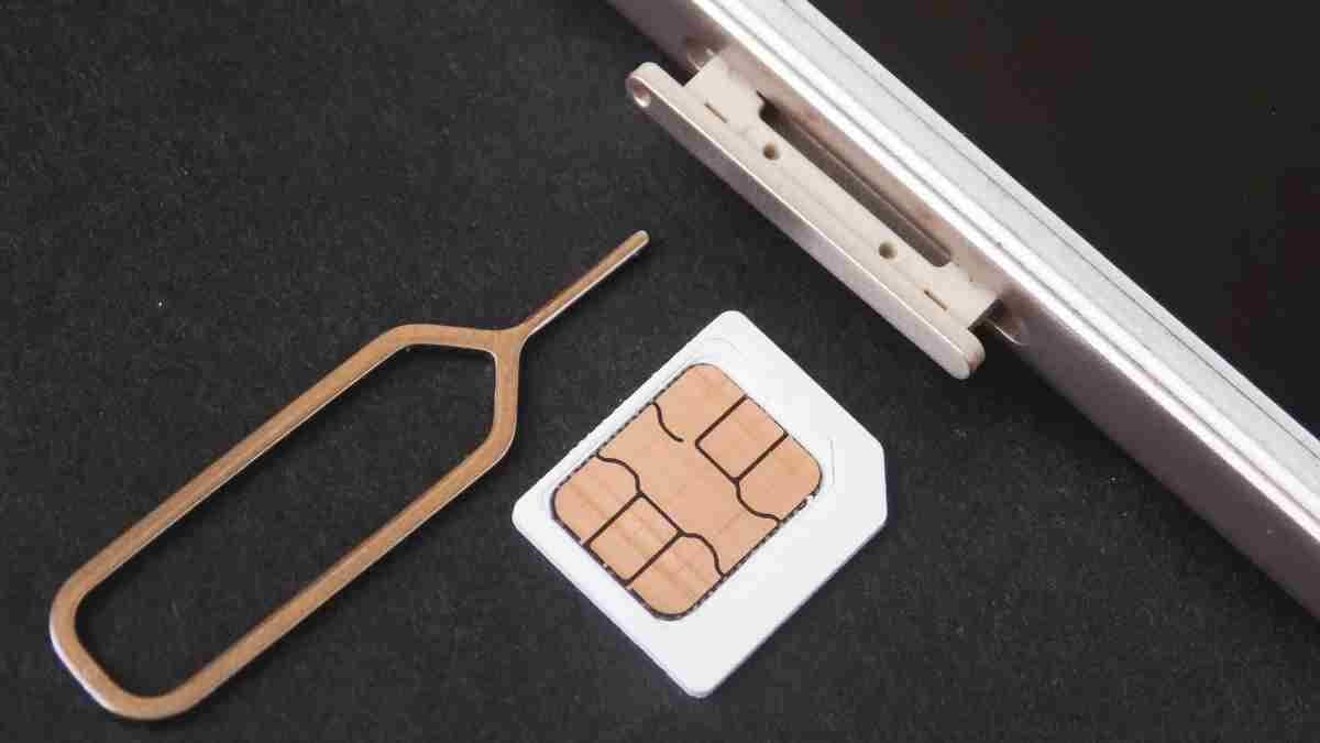 सरकार की चेतावनी! eSIM फ्रॉड से मिनटों में गायब हो सकता है आपका नंबर और पैसा, अभी जानें बचने का असली तरीका सरकार की चेतावनी! eSIM फ्रॉड से मिनटों में गायब हो सकता है आपका नंबर और पैसा, अभी जानें बचने का असली तरीका
